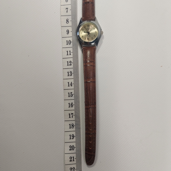 QMAX Silver Tone Brown Leather Ladies Wrist Watch, New Battery - Picture 8 of 8